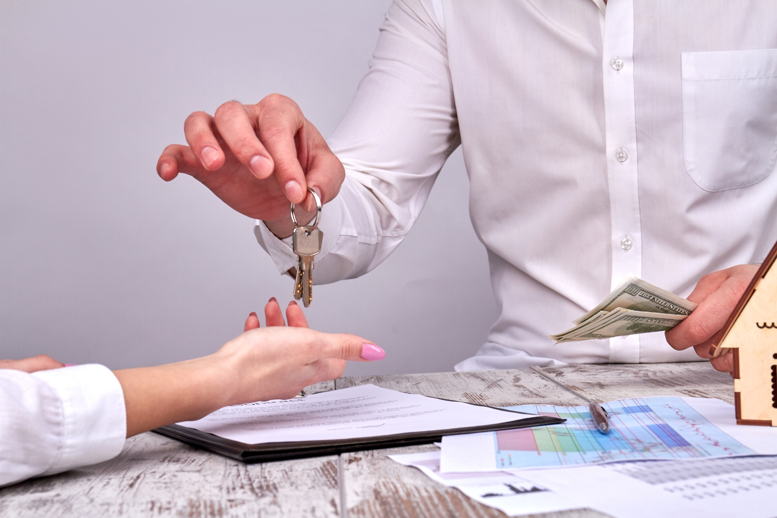 Giving keys from real estate after successful payment